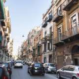 Mentre passeggiamo su via Napoli scambiamo due chiacchiere con una residente, la 36enne Maril�, che venuta a conoscenza del nostro �tour�, ci invita a visitare il palazzo a due piani in cui abita - nella foto il primo a destra - (foto di Gennaro Gargiulo)